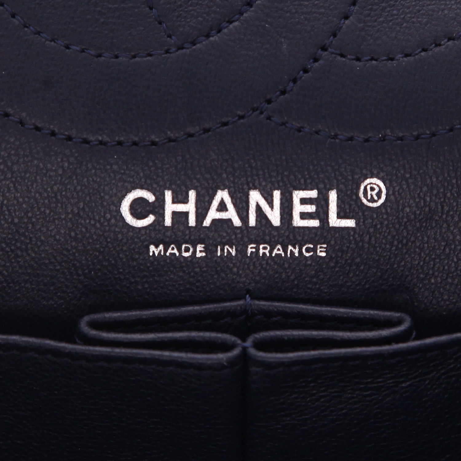 Chanel  Chanel 2.55 handbag  in navy blue quilted leather - Detail D2