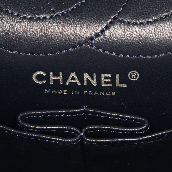 Bolso de mano Chanel  Chanel 2.55 en cuero acolchado azul marino - Detail D4