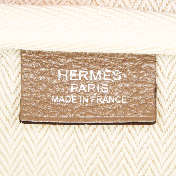 Hermes Victoria travel bag in etoupe togo leather - Detail D3