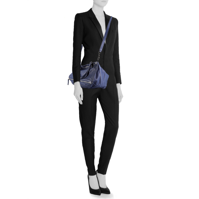 Givenchy Pandora shoulder bag in blue grained leather - Detail D2