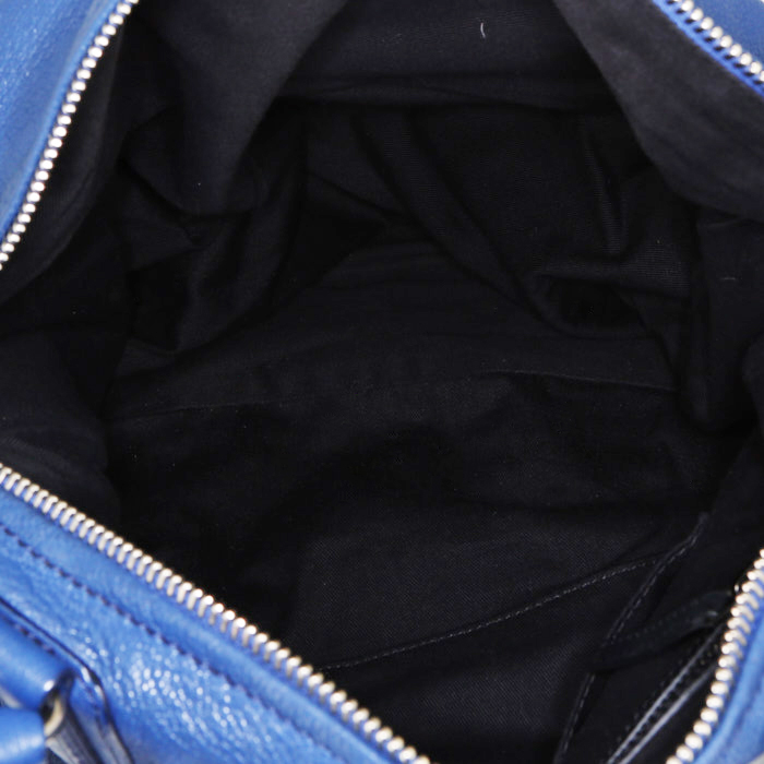Sac bandoulière Givenchy Pandora en cuir grainé bleu - Detail D3