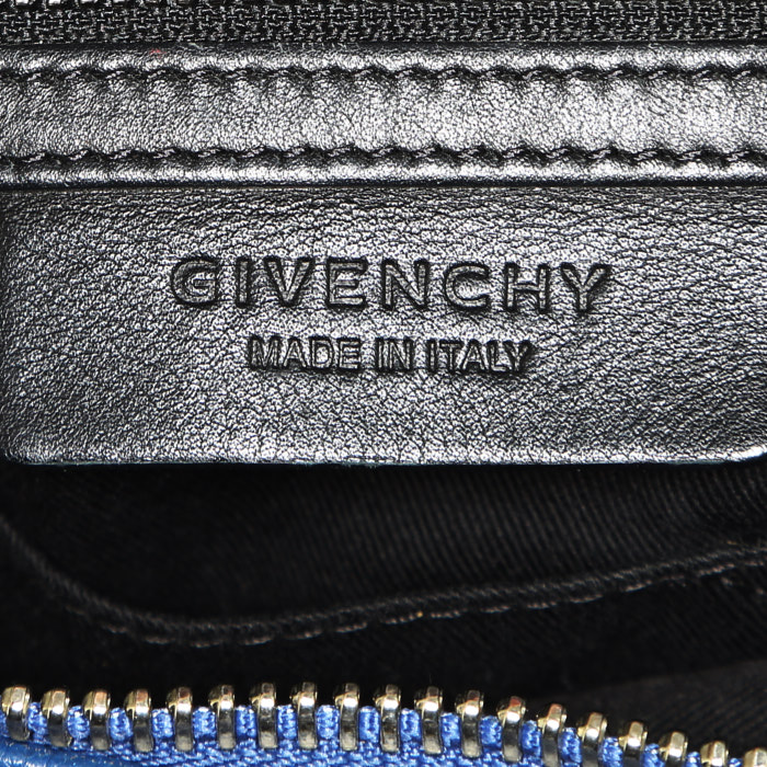 Bolso bandolera Givenchy Pandora en cuero granulado azul - Detail D4