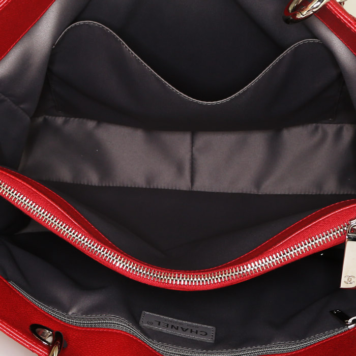 Sac cabas Chanel Shopping GST en cuir grainé matelassé rouge - Detail D2