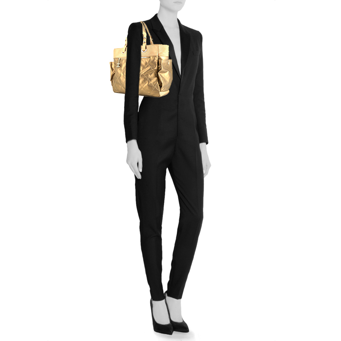 Shopping bag Chanel in tela cerata dorata e tela - Detail D1