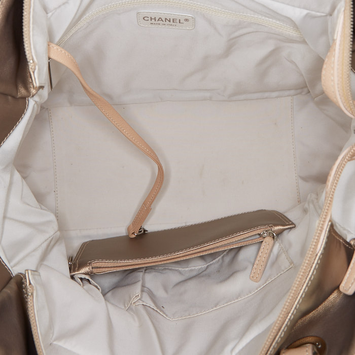 Sac cabas Chanel en toile enduite dorée et toile beige-sable - Detail D2