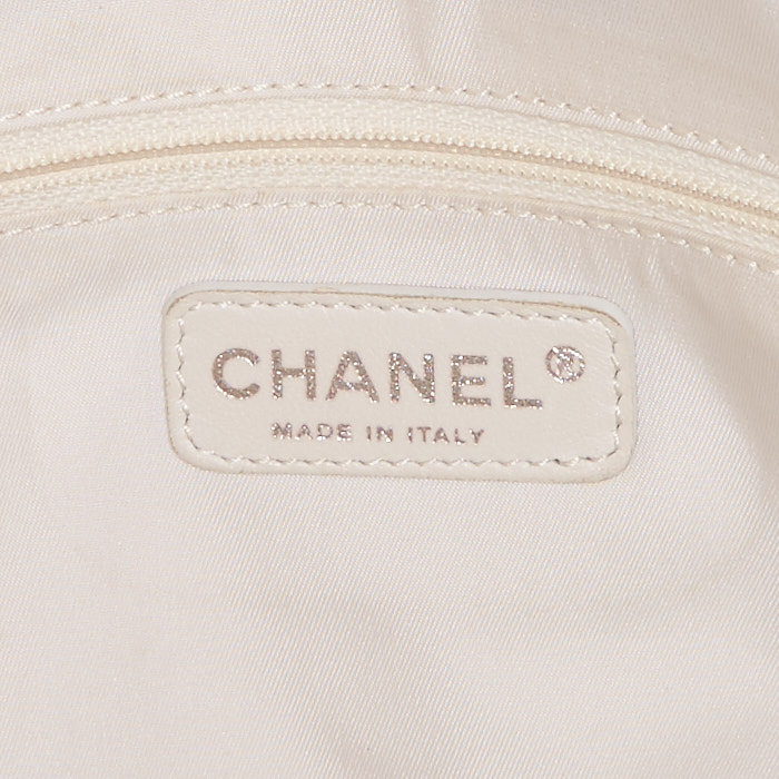 Sac cabas Chanel en toile enduite dorée et toile beige-sable - Detail D3