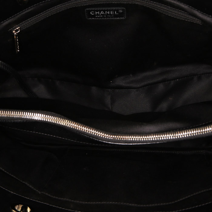 Sac cabas Chanel  Shopping GST en cuir grainé matelassé noir - Detail D2