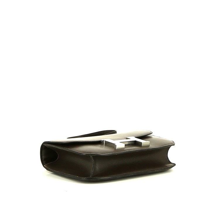 Bolso de mano Hermes Constance en cuero box marrón chocolate - Detail D5