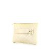 Clutch de noche Chanel Pochette en cuero acolchado blanquecino - 00pp thumbnail