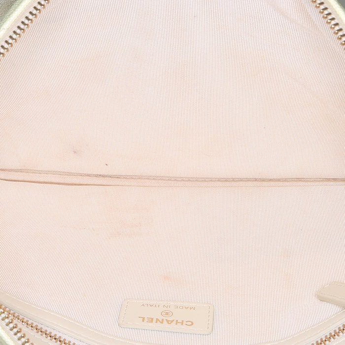 Clutch de noche Chanel Pochette en cuero acolchado blanquecino - Detail D2