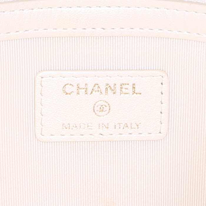 Clutch de noche Chanel Pochette en cuero acolchado blanquecino - Detail D3