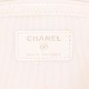 Clutch de noche Chanel Pochette en cuero acolchado blanquecino - Detail D3 thumbnail