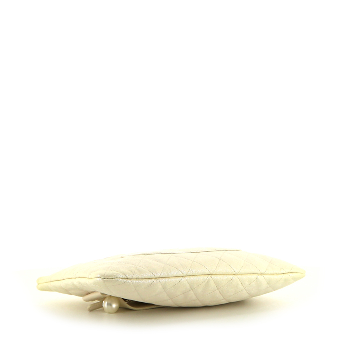 Chanel Pochette clutch in off-white quilted leather - Detail D5