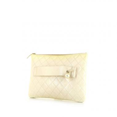 Clutch de noche Chanel Pochette en cuero acolchado blanquecino