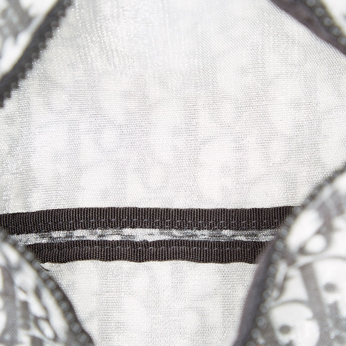 Sac bandoulière Dior Roller en toile monogram Oblique bleue et cuir noir - Detail D2