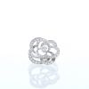 Sortija Chanel Camélia Fil modelo mediano en oro blanco y diamantes - 360 thumbnail