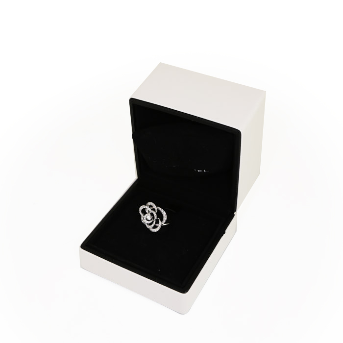 Chanel Camélia Fil medium model ring in white gold and diamonds - Detail D2
