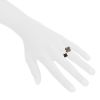 Van Cleef & Arpels Entre Les Doigts Magic Alhambra ring in yellow gold,  mother of pearl and onyx - Detail D1 thumbnail
