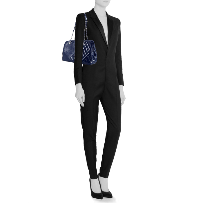Chanel Mademoiselle handbag in blue patent quilted leather - Detail D1