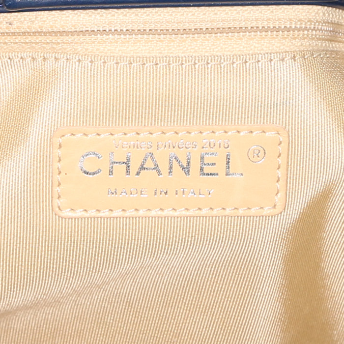 Chanel Mademoiselle handbag in blue patent quilted leather - Detail D3