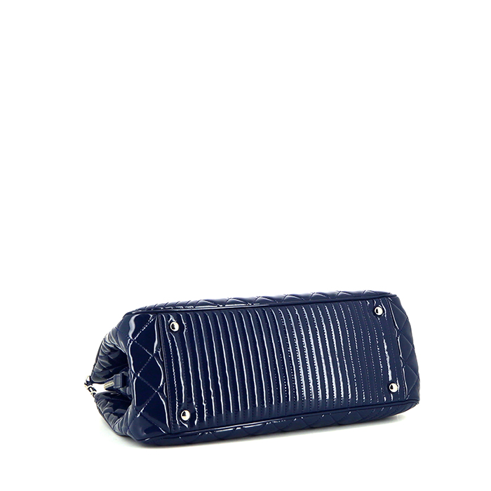 Chanel Mademoiselle handbag in blue patent quilted leather - Detail D4