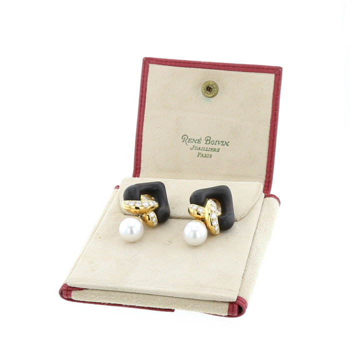 Rene Boivin 1980's earrings for non pierced ears in yellow gold,  pearls , ebony and diamonds - Detail D2