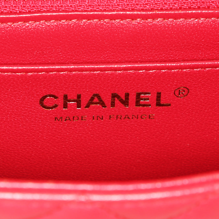 Sac bandoulière Chanel  Mini Timeless en cuir matelassé rose-framboise - Detail D3