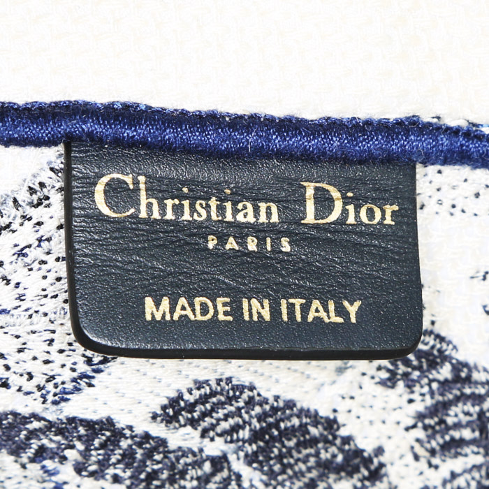 Bolso Cabás Dior Book Tote modelo grande en tela bordada azul y blanca - Detail D3