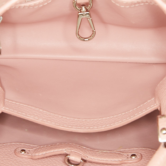 Borsa a tracolla Louis Vuitton  Capucines BB in pelle martellata rosa polvere - Detail D3