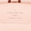 Sac bandoulière Louis Vuitton  Capucines BB en cuir grainé rose-poudre - Detail D4 thumbnail