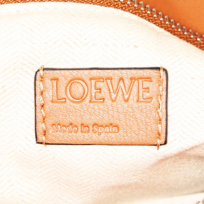Loewe Puzzle medium model handbag in gold leather - Detail D4