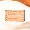 Bolso de mano Loewe Puzzle  modelo mediano en cuero color oro - Detail D4 thumbnail