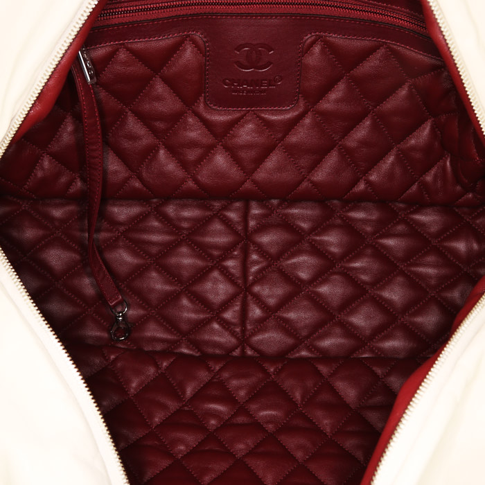 Bolso para llevar al hombro o en la mano Chanel Coco Cocoon en cuero acolchado blanquecino - Detail D2