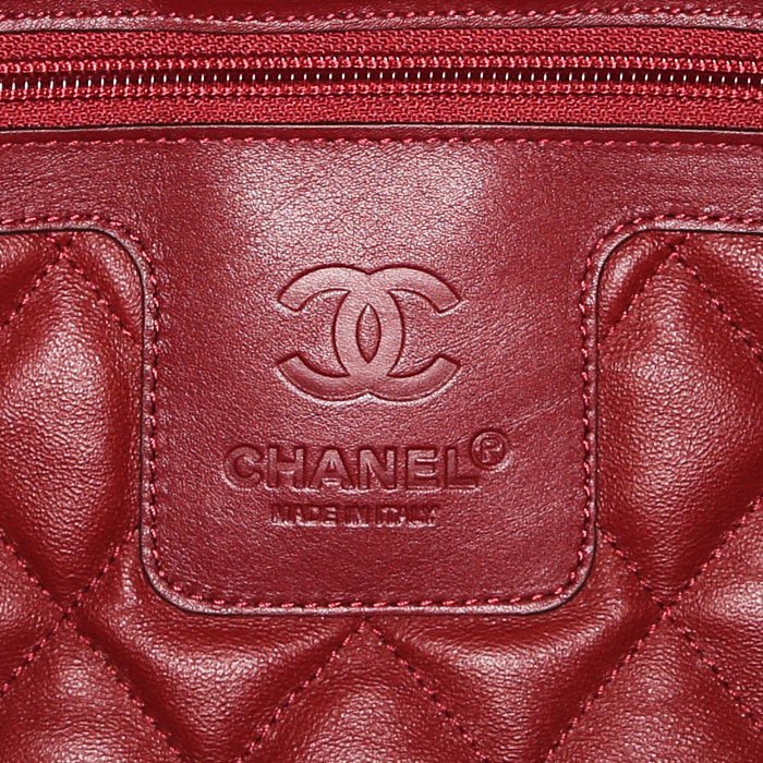 Bolso para llevar al hombro o en la mano Chanel Coco Cocoon en cuero acolchado blanquecino - Detail D3