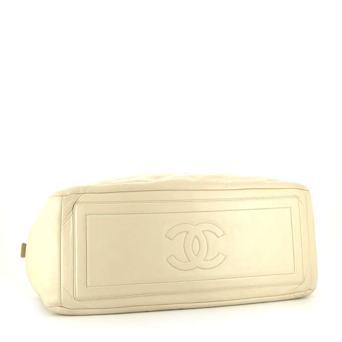 Bolso para llevar al hombro o en la mano Chanel Coco Cocoon en cuero acolchado blanquecino - Detail D4