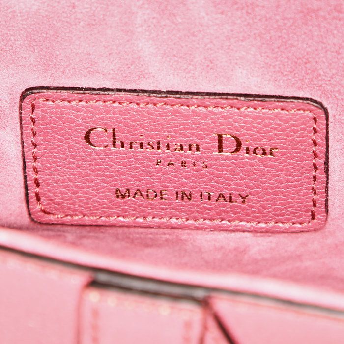 Sac à main Dior Saddle mini en cuir bordeaux - Detail D3