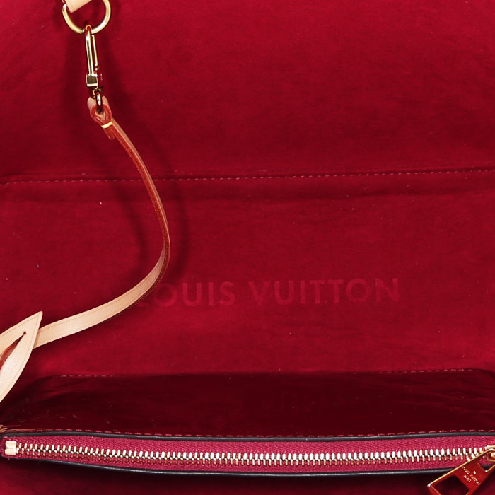 Shopping bag Louis Vuitton Long Beach modello medio in pelle verniciata monogram rossa - Detail D2
