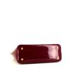 Sac cabas Louis Vuitton Long Beach moyen modèle en cuir verni monogram rouge - Detail D4 thumbnail