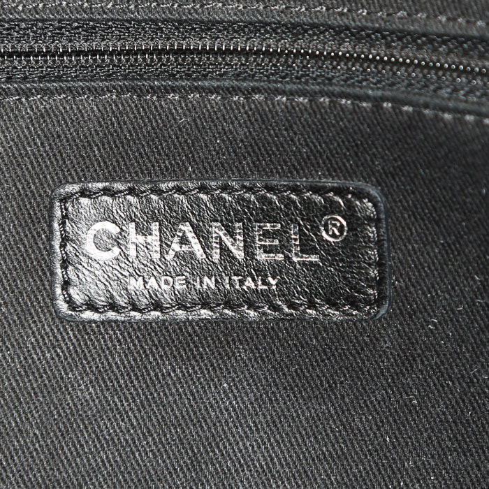 Bolso de mano Chanel  Chanel 2.55 Mademoiselle - Shop Bag en cuero acolchado gris - Detail D4