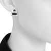 Paire de boucles d'oreilles De Grisogono Ventaglio moyen modèle en or blanc,  diamants blancs et diamants noirs - Detail D1 thumbnail
