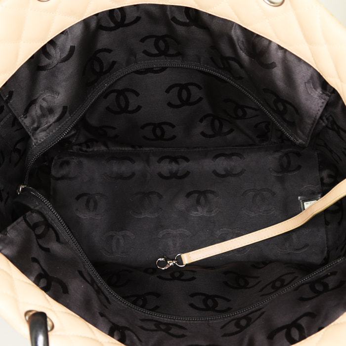 Bolso Cabás Chanel  Cambon en cuero acolchado beige y negro - Detail D2