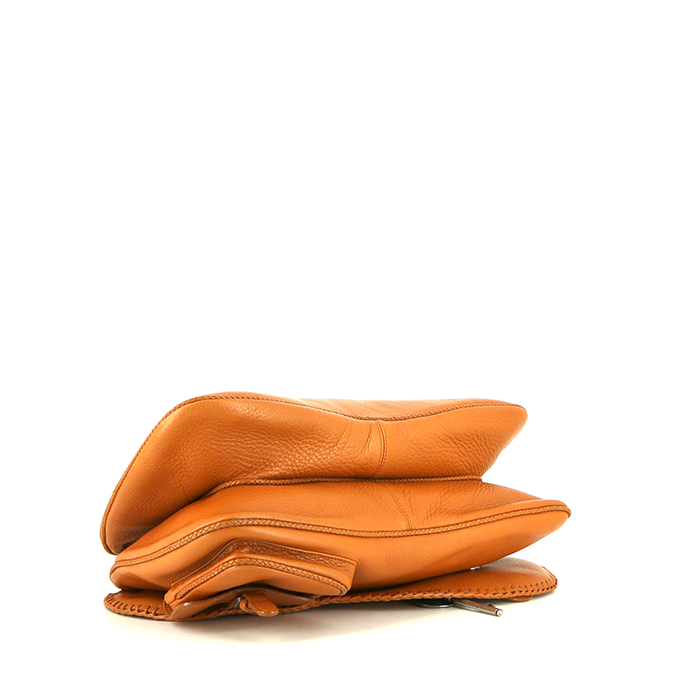 Bolso de mano Dior Saddle en cuero granulado color oro - Detail D4