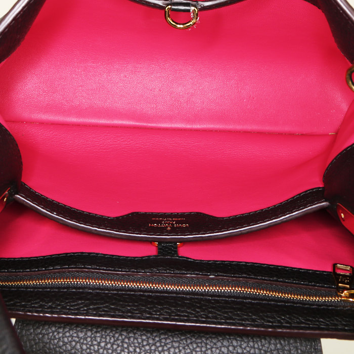 Bolso bandolera Louis Vuitton Capucines modelo mediano en cuero taurillon clémence negro - Detail D3