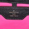 Sac bandoulière Louis Vuitton Capucines moyen modèle en cuir taurillon clémence noir - Detail D4 thumbnail
