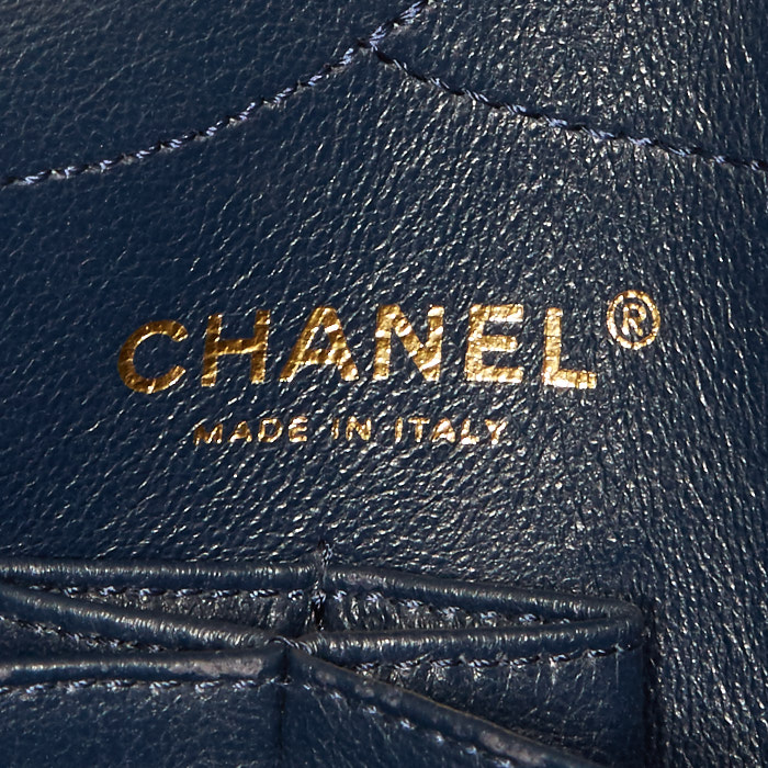 Sac à main Chanel 2.55 en toile matelassée bleue - Detail D4