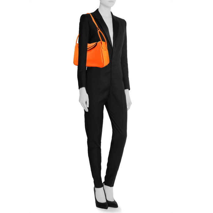 Sac à main Hermès  Lindy 34 cm en cuir taurillon clémence orange - Detail D1