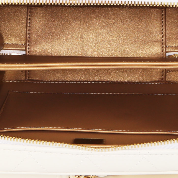 Chanel Vanity handbag in white leather and gilt metal - Detail D2