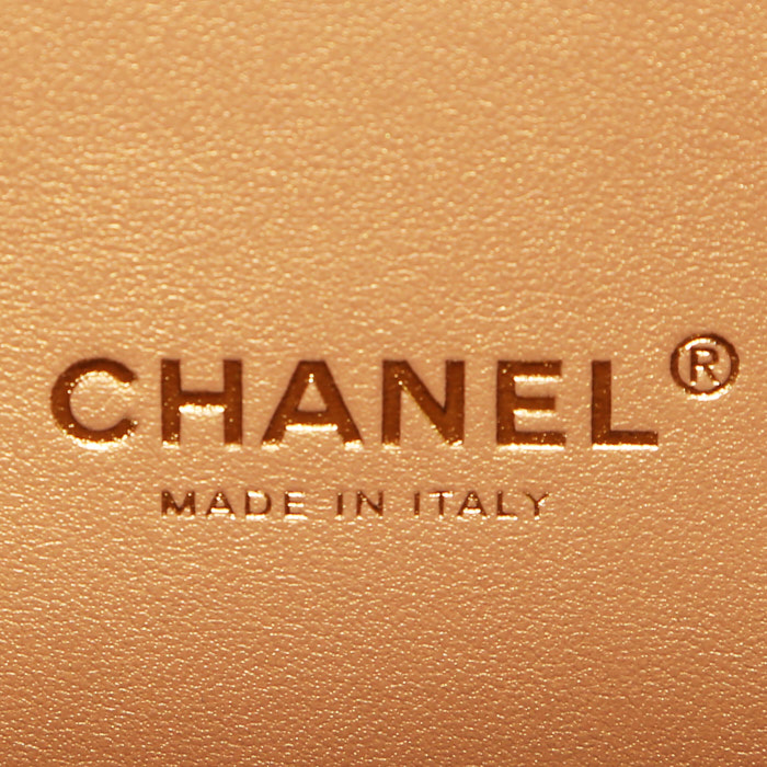 Bolso de mano Chanel Vanity en cuero blanco y metal dorado - Detail D3