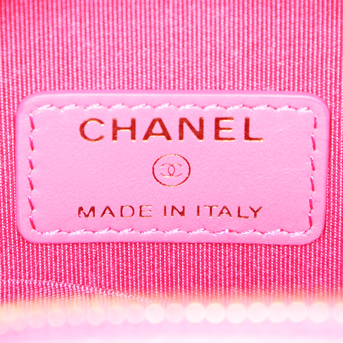 Chanel Round on Earth shoulder bag in pink quilted grained leather - Detail D3