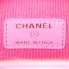 Sac bandoulière Chanel Round on Earth en cuir grainé matelassé rose - Detail D3 thumbnail